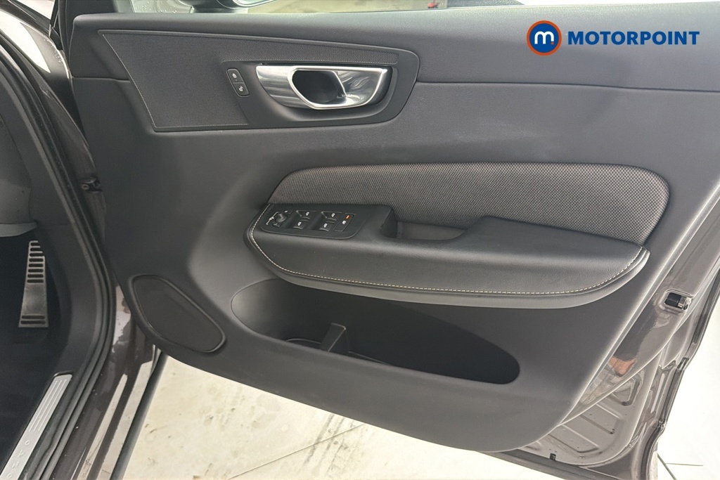 Volvo XC60 Plus Black #17