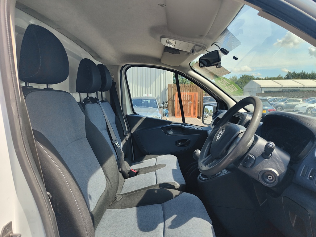 Vauxhall Vivaro Mpv White #9