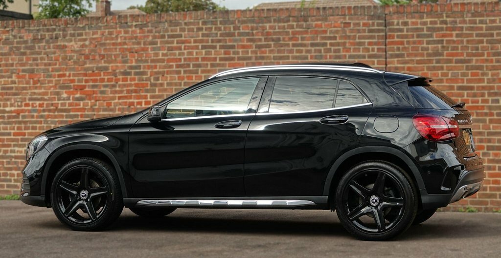 Mercedes-Benz GLA Class 1.6 Gla200 Amg Line Premium Plus Suv Black #3