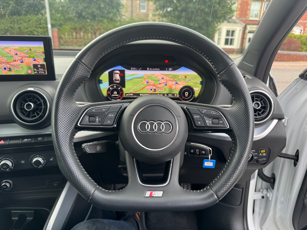 Audi Q2 Tdi Sport White #9