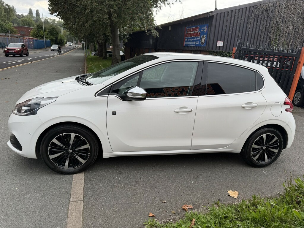 Peugeot 208 Hatchback 1.2 Puretech Tech Edition 2019 BN19OFW White #6
