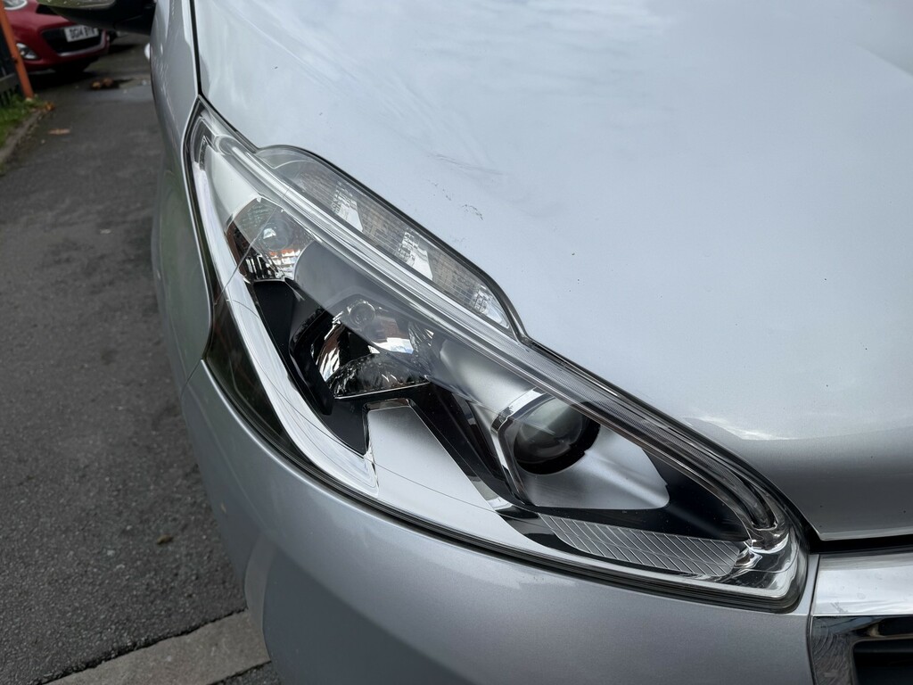 Peugeot 208 Active White #9