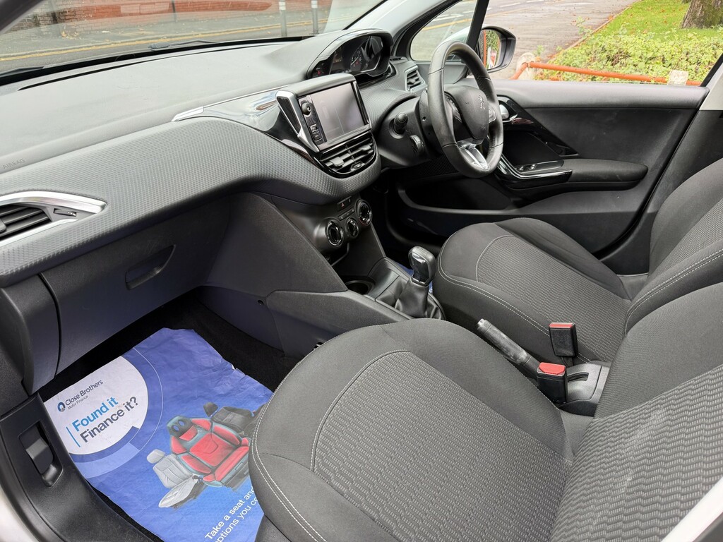 Peugeot 208 Active White #31