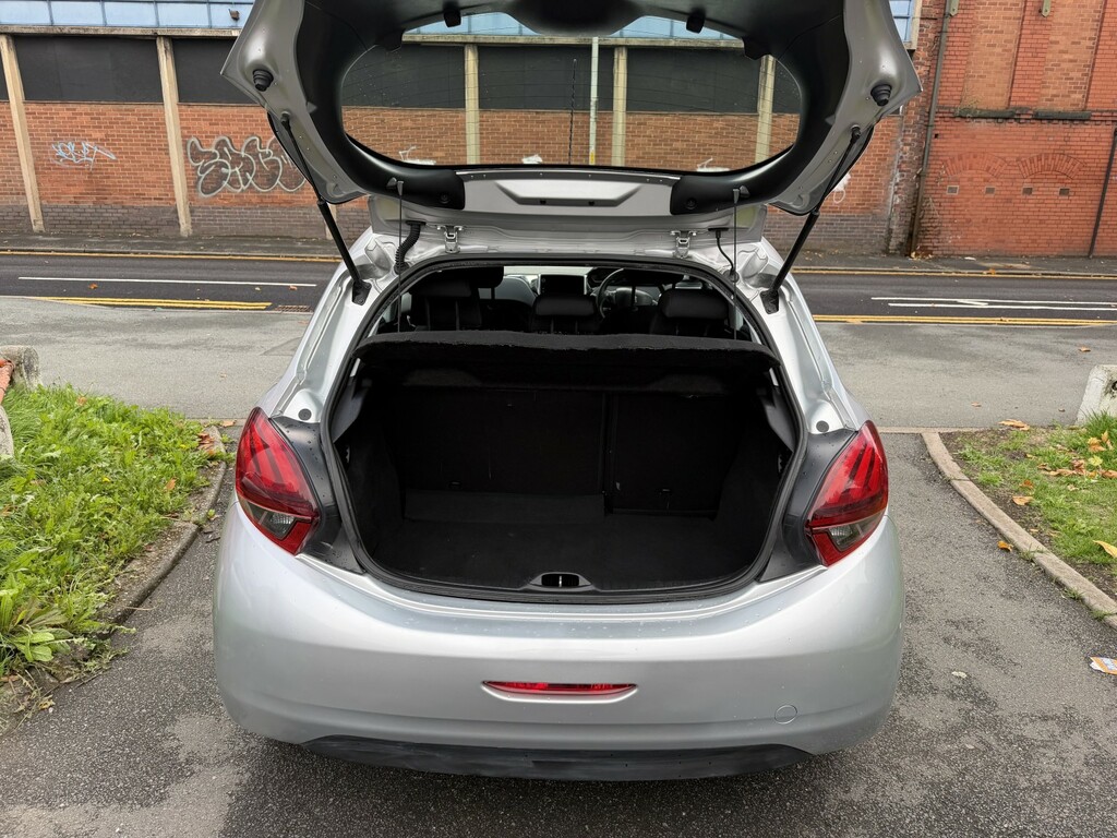 Peugeot 208 Active White #23