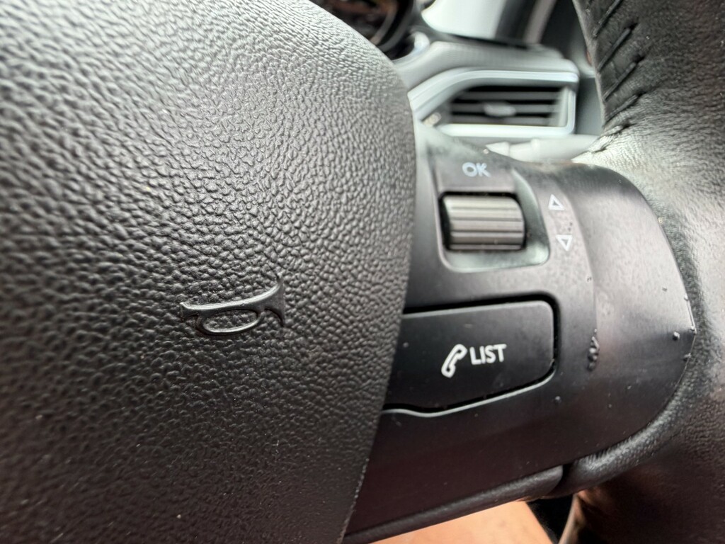 Peugeot 208 Active White #45