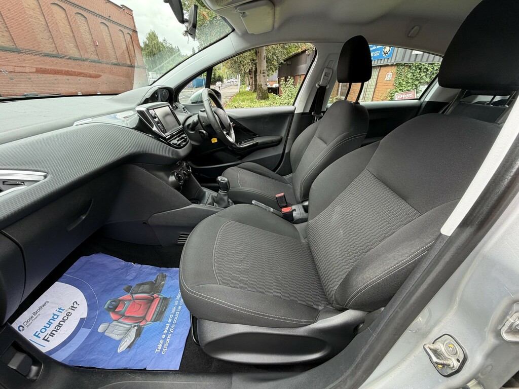 Peugeot 208 Active White #30