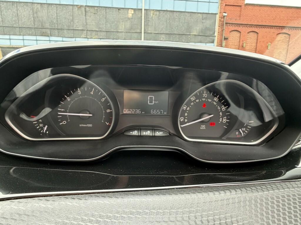 Peugeot 208 Active White #38