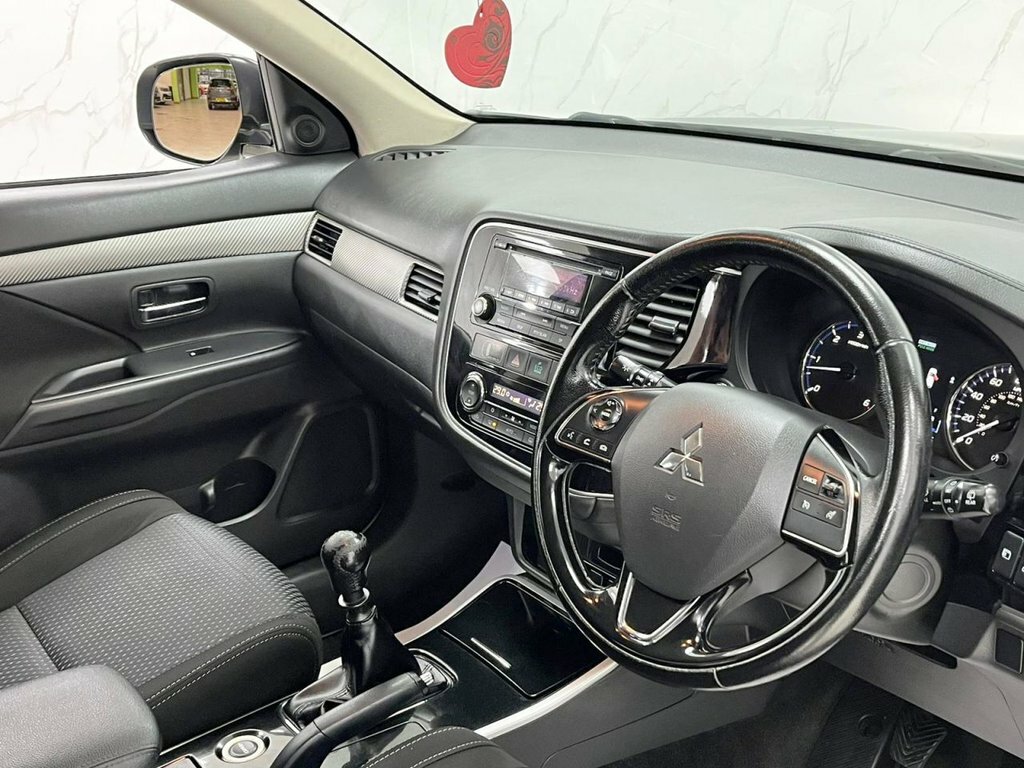 Mitsubishi Outlander 2L 5Hs White #16