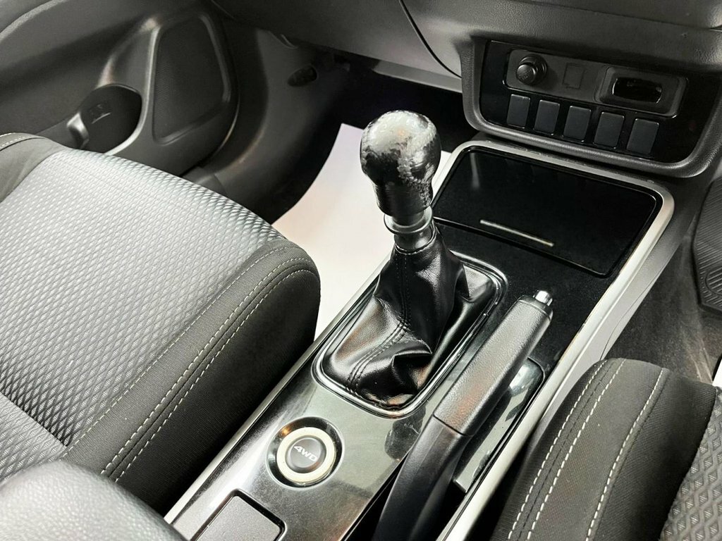 Mitsubishi Outlander 2L 5Hs White #12