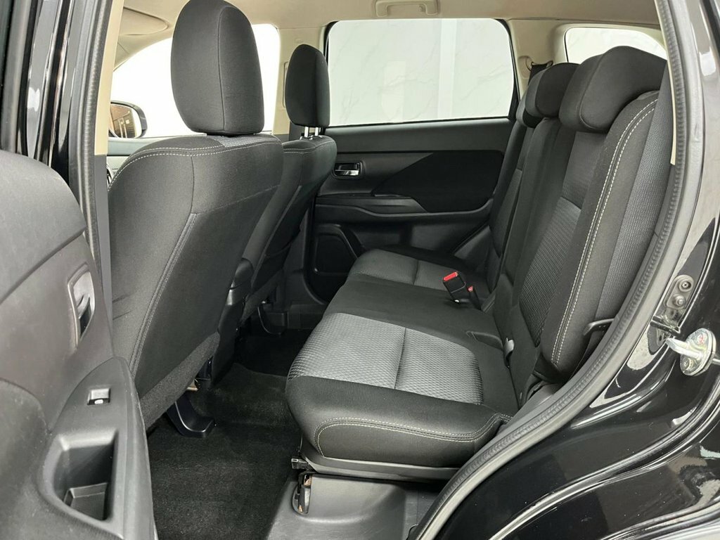 Mitsubishi Outlander 2L 5Hs White #17