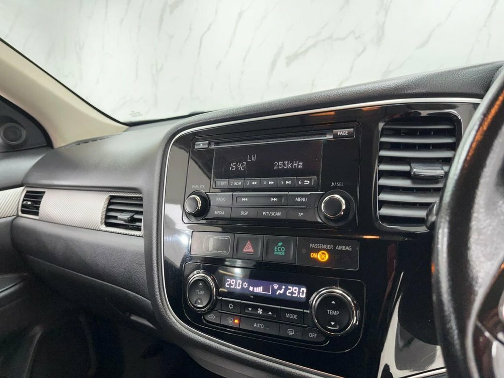 Mitsubishi Outlander 2L 5Hs White #11