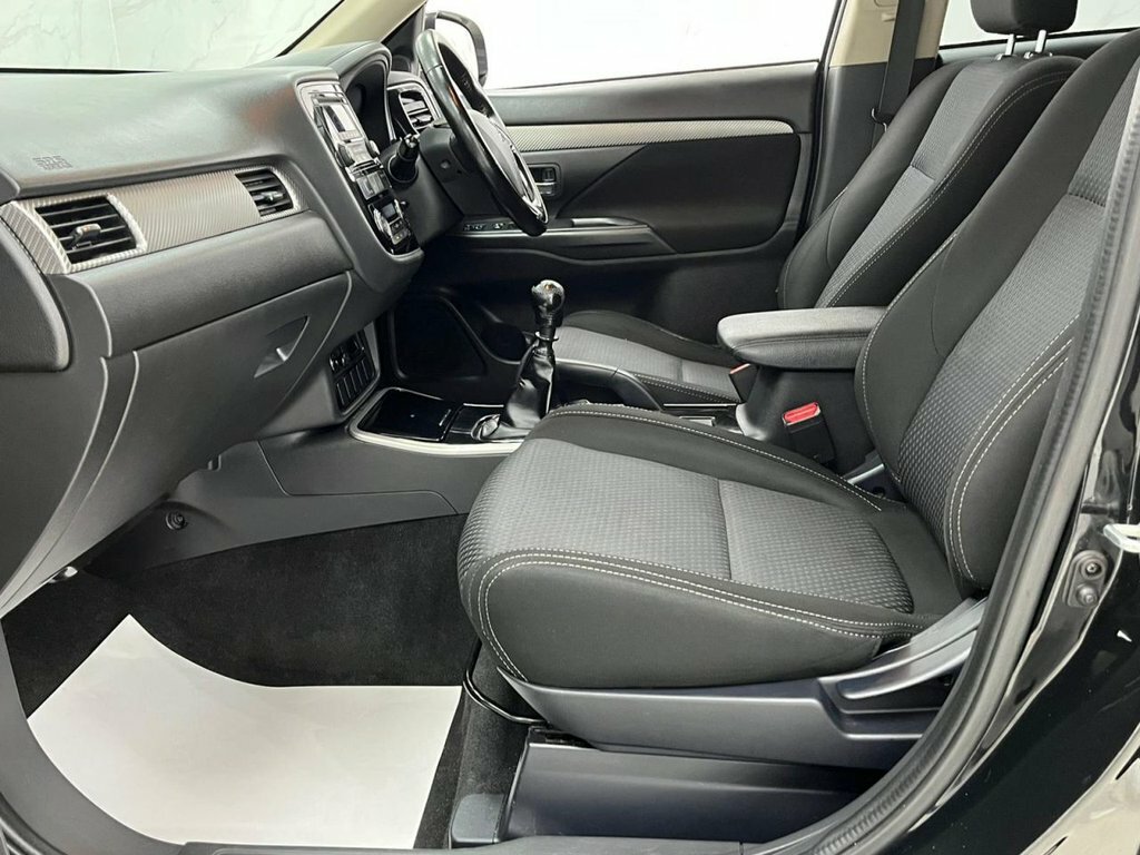 Mitsubishi Outlander 2L 5Hs White #9