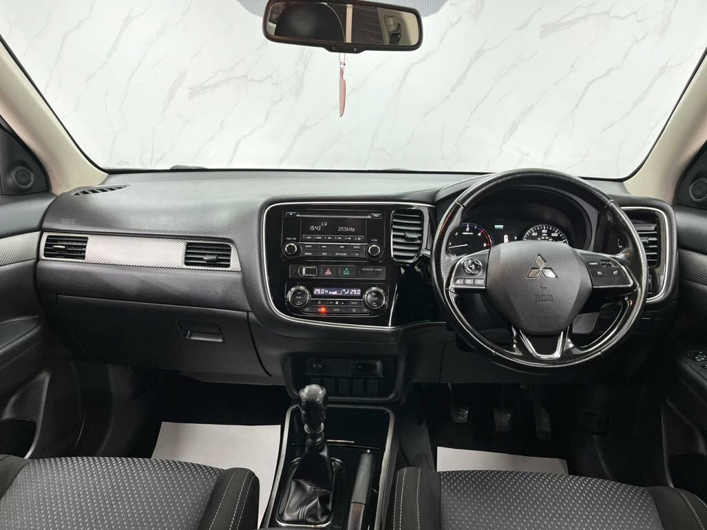Mitsubishi Outlander 2L 5Hs White #15