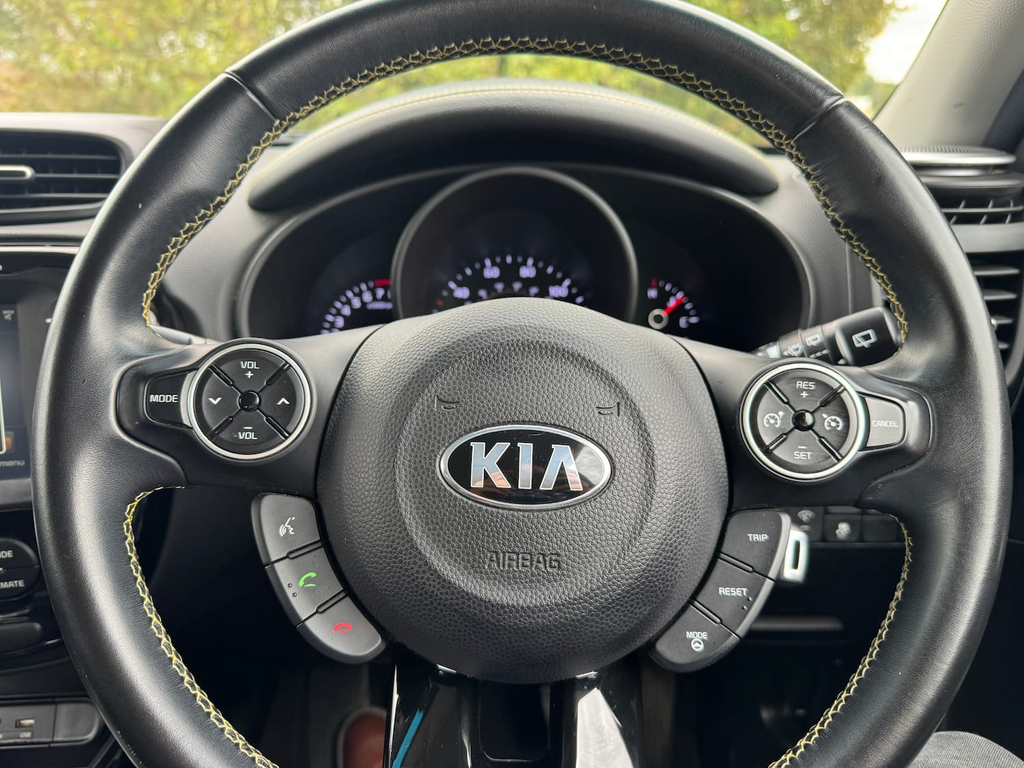 Kia Soul Hatchback Red #4