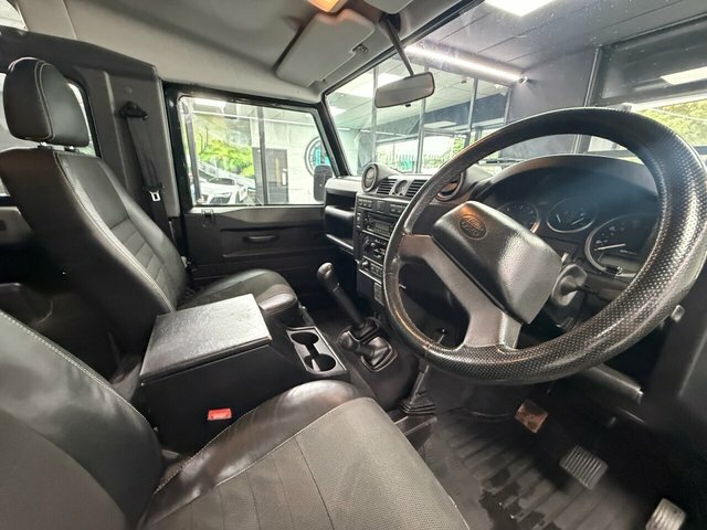 Land Rover Defender 90 2.4 Tdci Xs Station Wagon 4Wd Sw Green #2