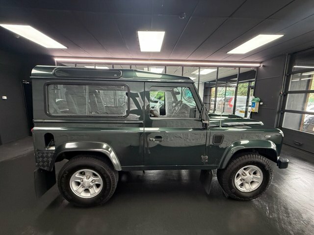 Land Rover Defender 90 2.4 Tdci Xs Station Wagon 4Wd Sw Green #3