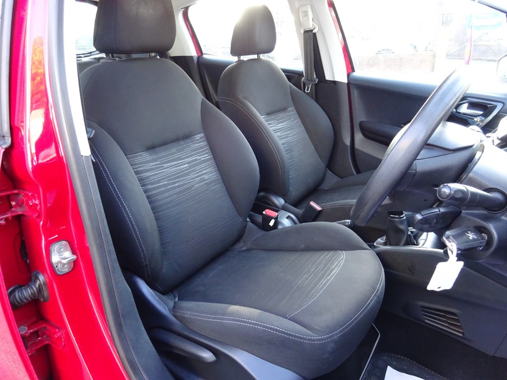 Peugeot 208 Active White #9