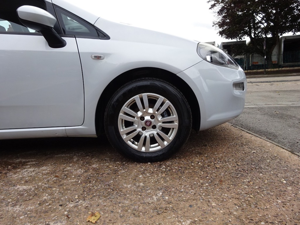 Fiat Punto Hatchback 1.4 Easy Dualogic Euro 5 Ss 2013 White #15