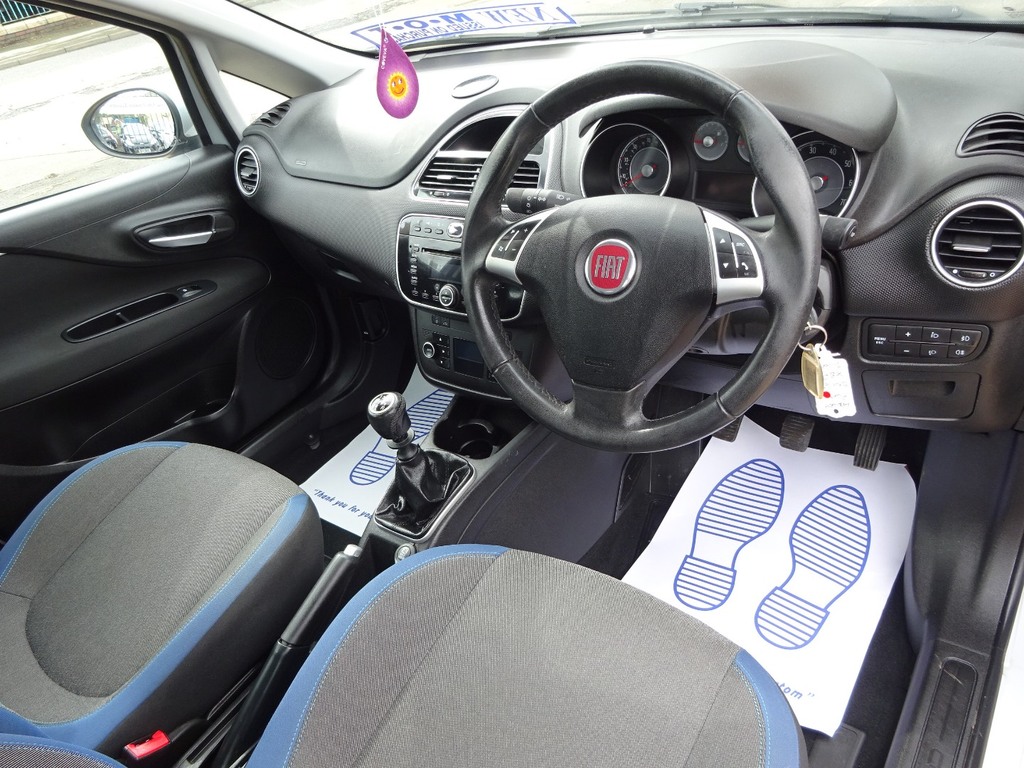 Fiat Punto Hatchback 1.4 Easy Dualogic Euro 5 Ss 2013 White #8