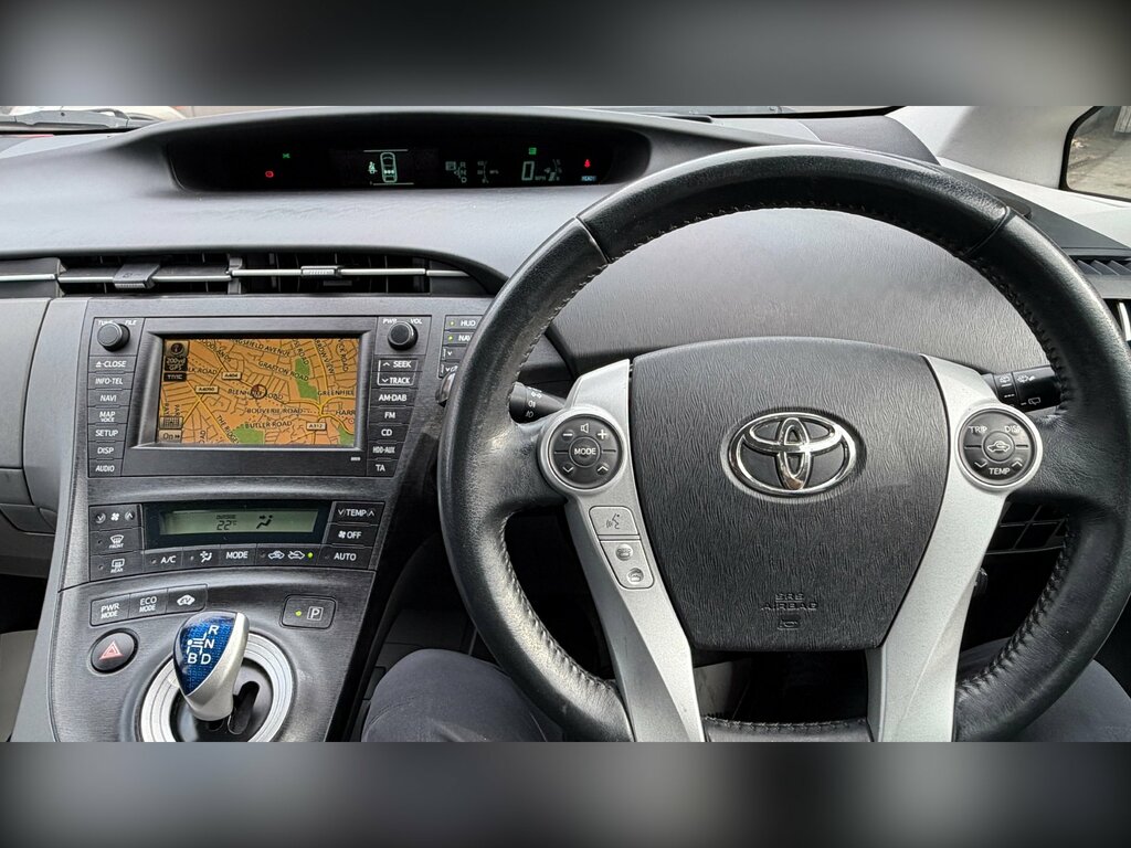 Toyota Prius White #9