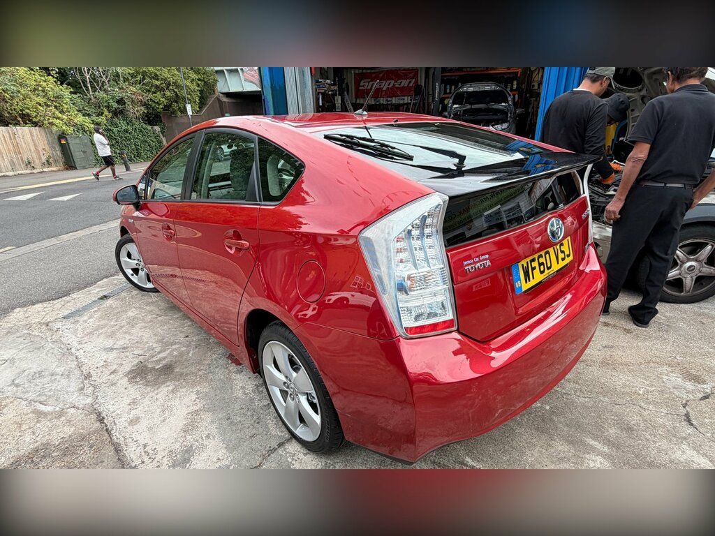 Toyota Prius White #7
