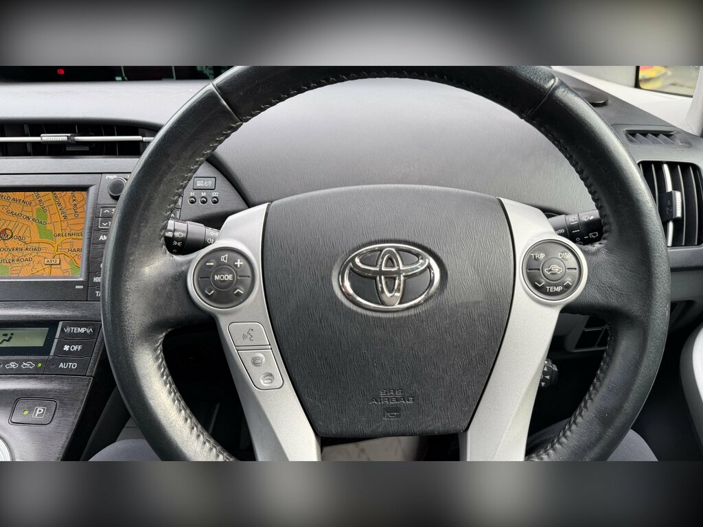 Toyota Prius White #10
