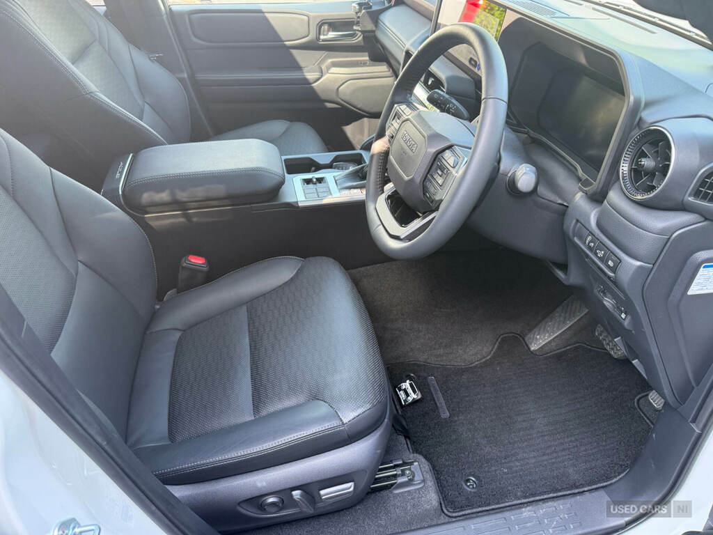 Toyota Land Cruiser 7 Seater White #5