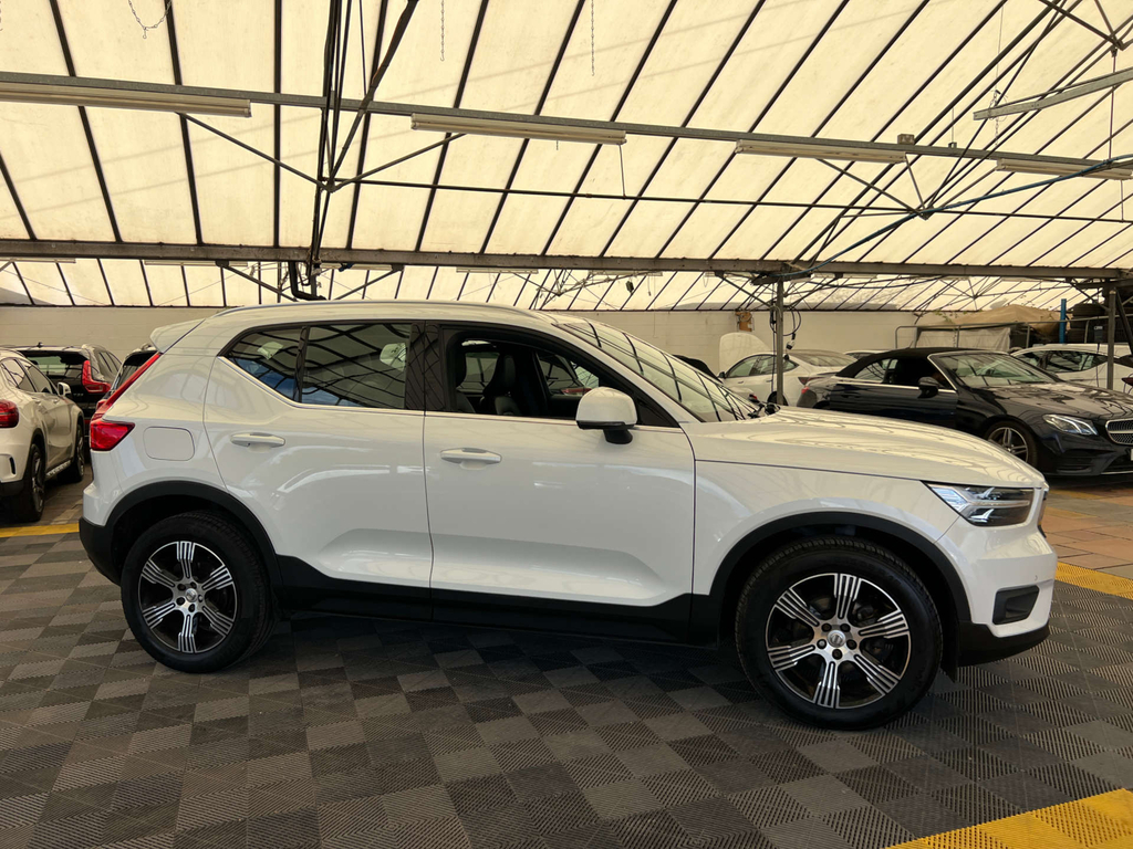 Volvo XC40 Suv White