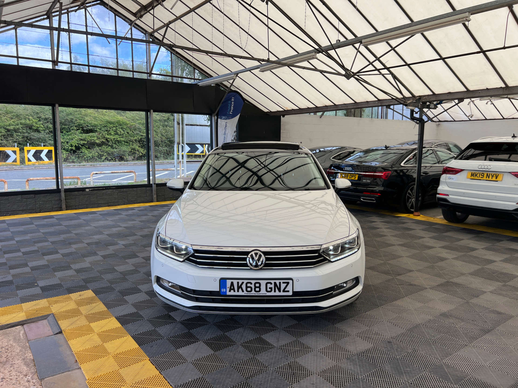 Volkswagen Passat Saloon White #2
