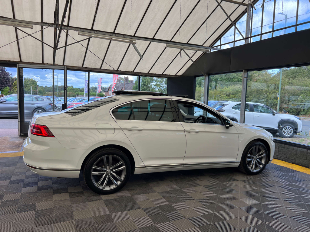 Volkswagen Passat Saloon White #5