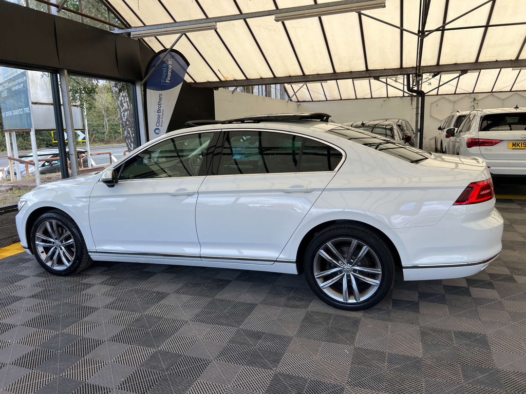 Volkswagen Passat Saloon White #4