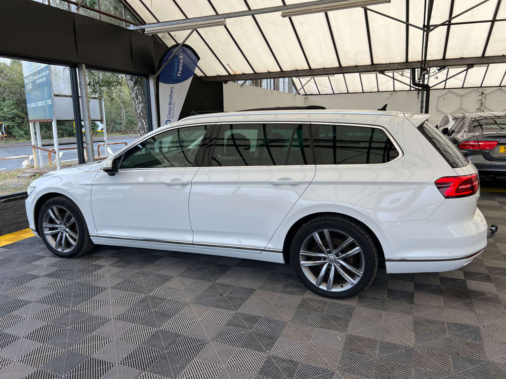 Volkswagen Passat Estate White #4