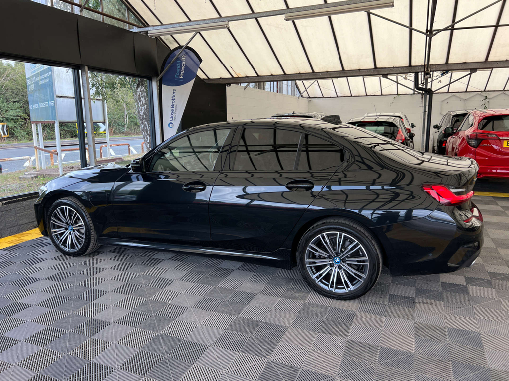 BMW 3 Series Saloon LO71SYW Black #4