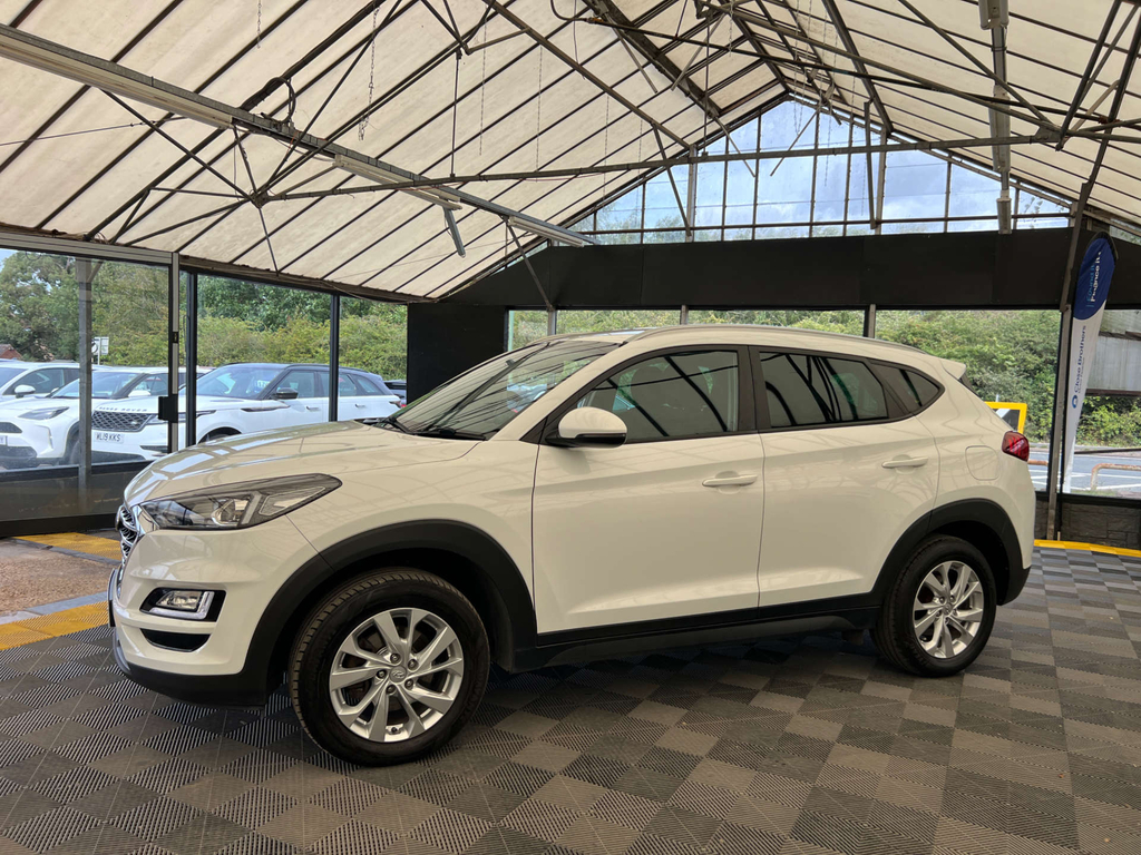 Hyundai Tucson Suv White #3