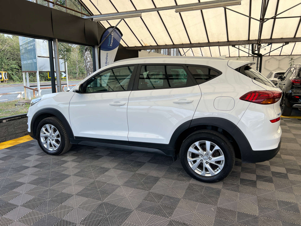 Hyundai Tucson Suv White #4