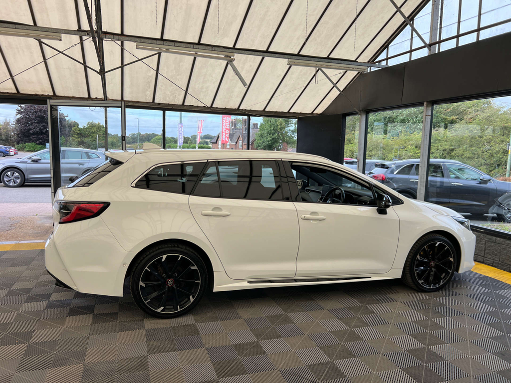 Toyota Corolla Estate White #4