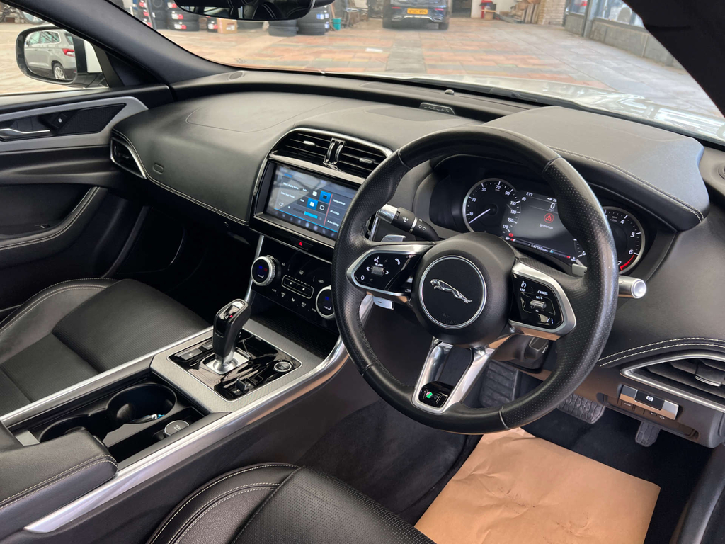 Jaguar XE 2.0 Se Silver #7