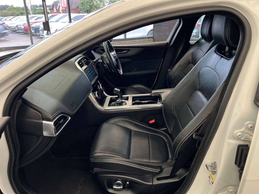 Jaguar XE 2.0 Se Silver #18