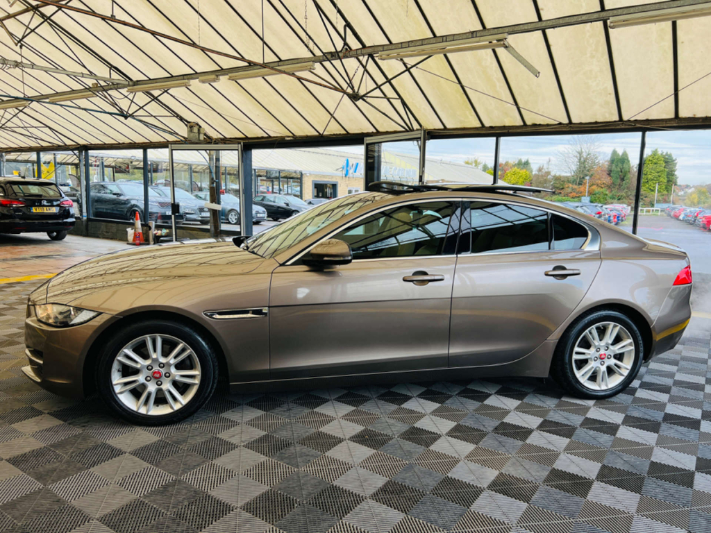 Jaguar XE Saloon Brown #4