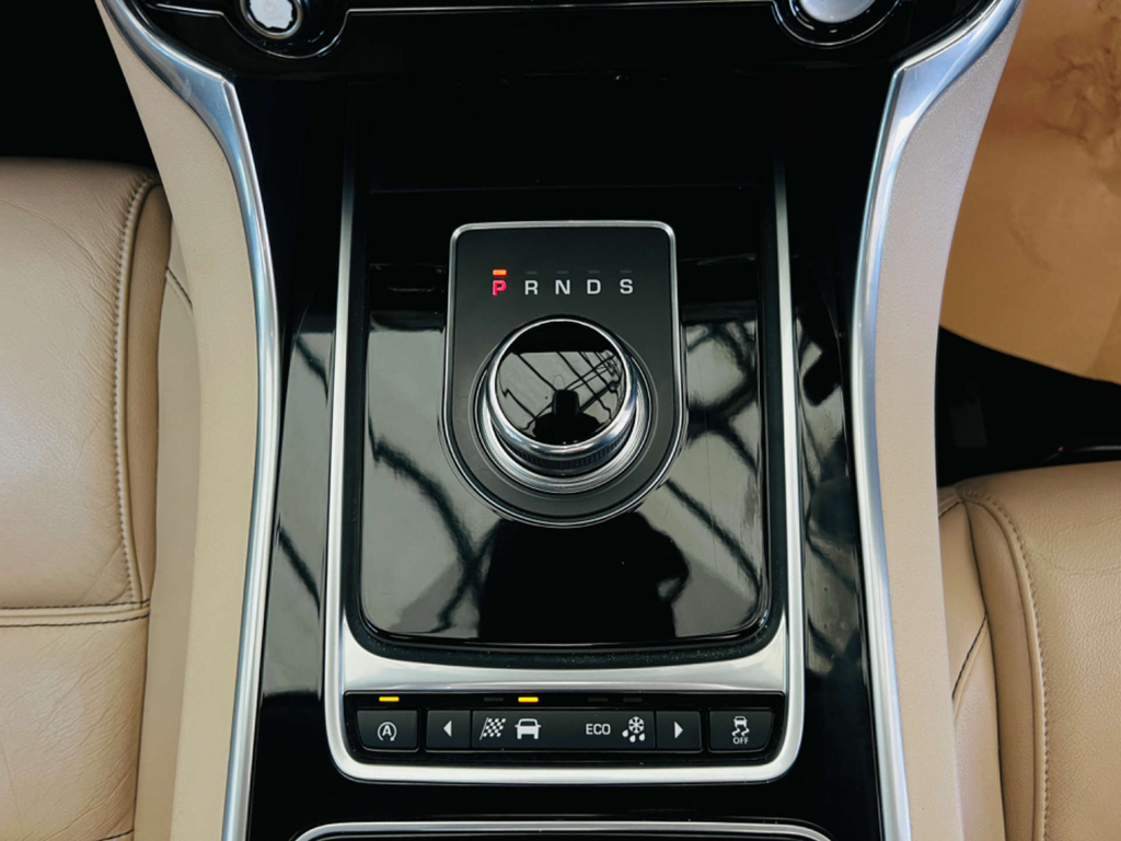 Jaguar XE Prestige Red #23
