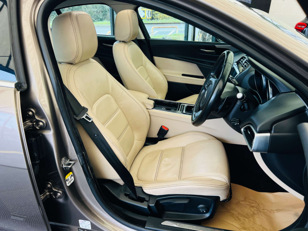 Jaguar XE Prestige Red #9