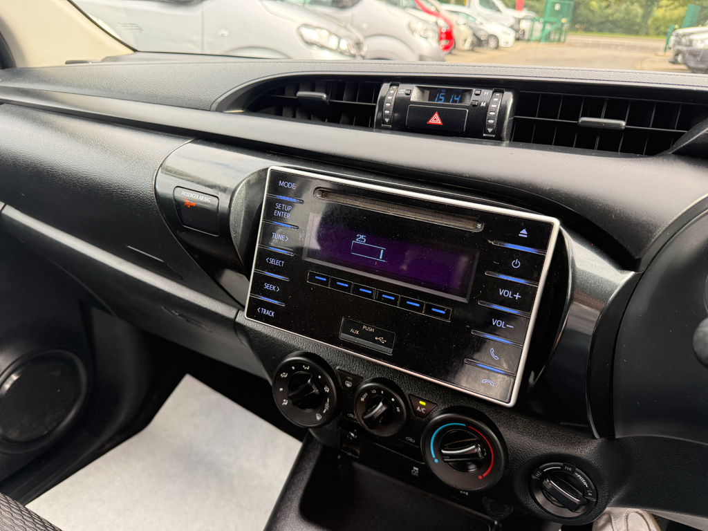 Toyota HILUX D-4d Active White #15
