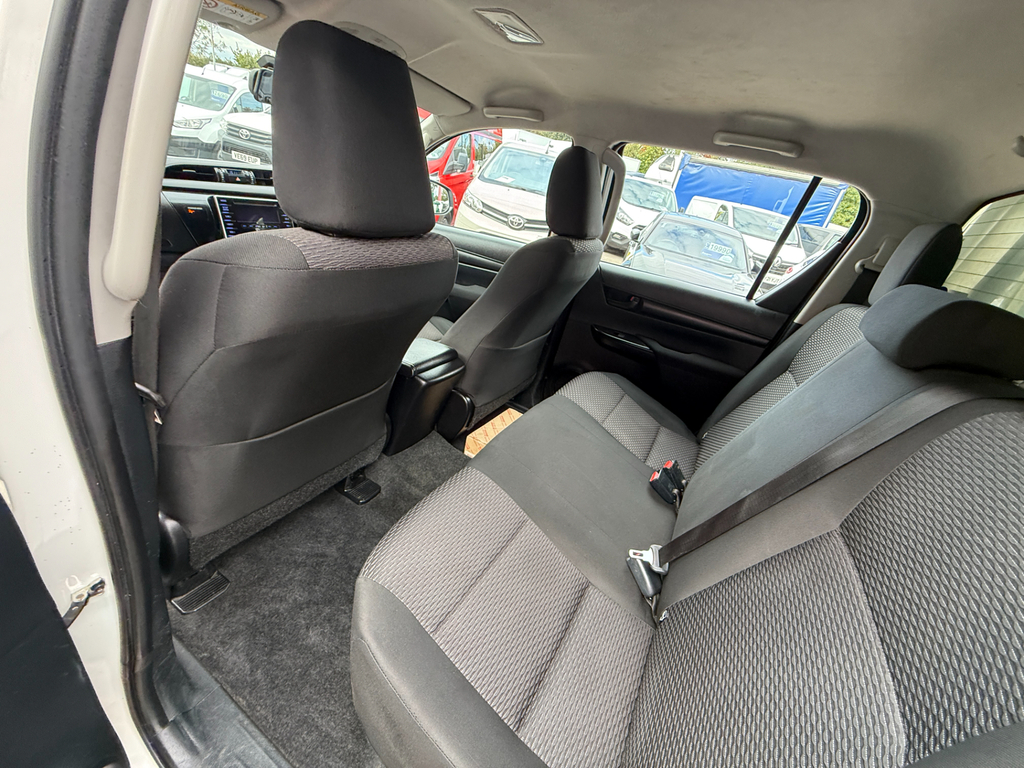 Toyota HILUX D-4d Active White #12