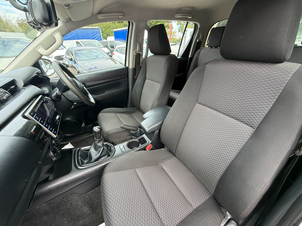 Toyota HILUX D-4d Active White #11