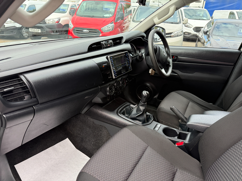 Toyota HILUX D-4d Active White #10