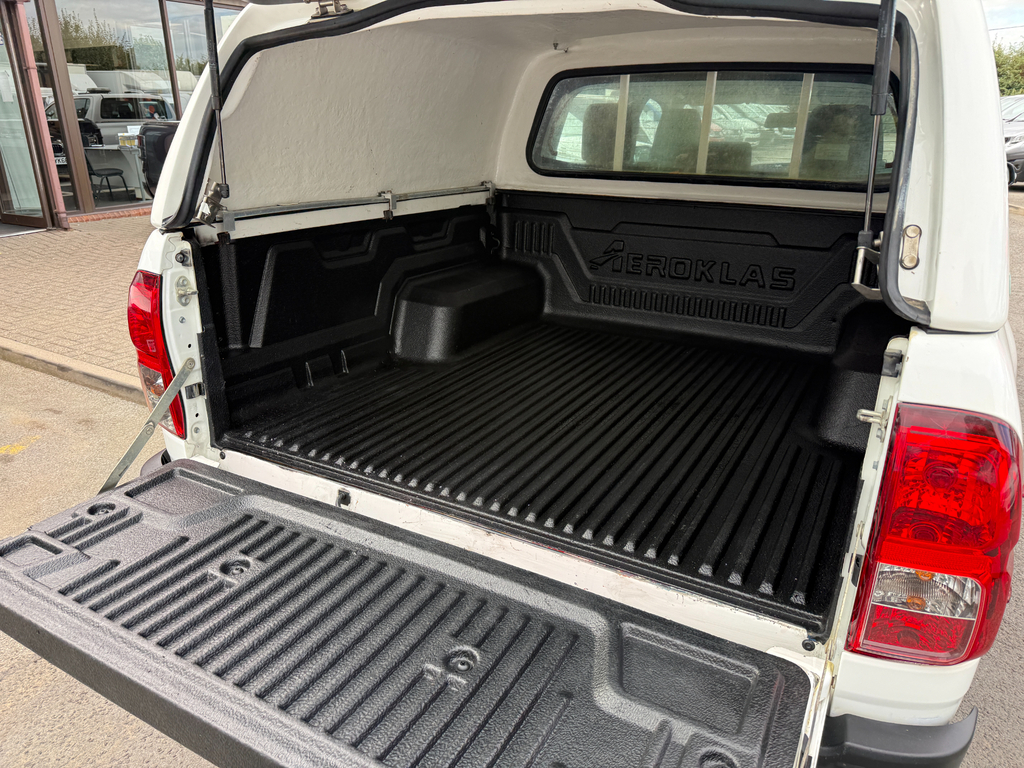 Toyota HILUX D-4d Active White #6