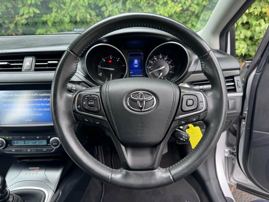 Toyota Avensis D-4d Active White #19