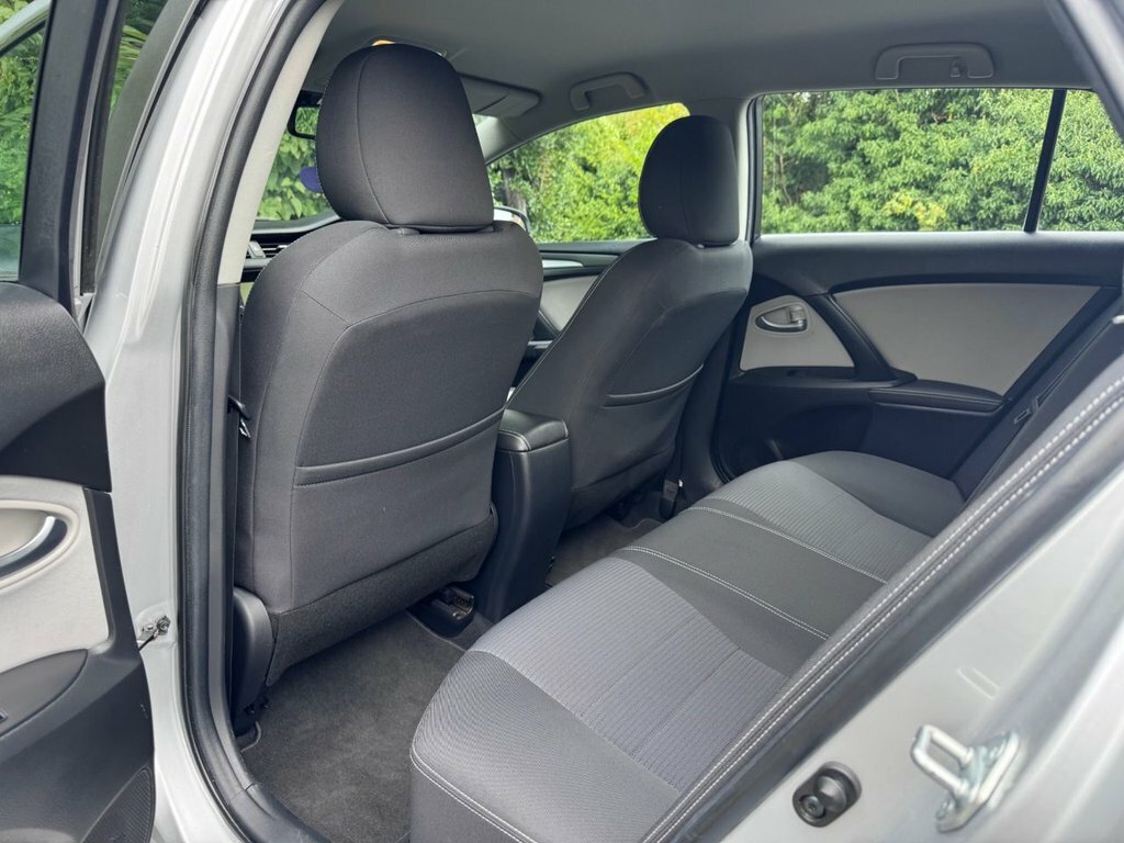 Toyota Avensis D-4d Active White #16