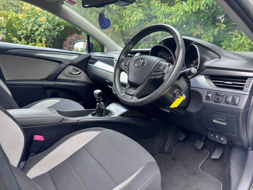 Toyota Avensis D-4d Active White #14
