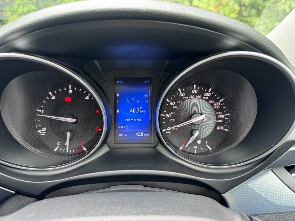 Toyota Avensis D-4d Active White #18